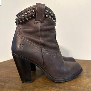 $398 Frye Jenny Cut Brown Leather Distressed Stud Pull On Moto Ankle Booties 7.5